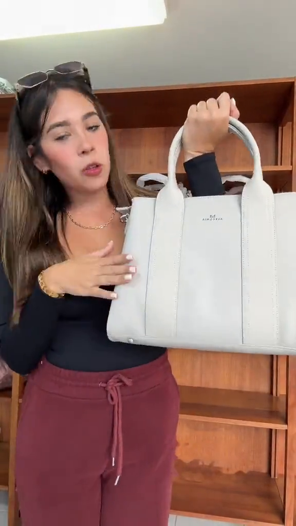 Presentación en video de un bolso ALEX & MIA